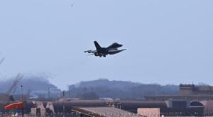 Avión de combate estadounidense cayó en aguas de Corea del Sur: el piloto logró eyectarse