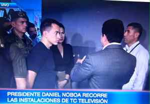Presidente Noboa visitó el canal de televisión de Ecuador que sufrió asalto armado (VIDEO)