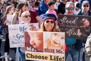 Activistas “provida” marchan en Texas para mantener el aborto “fuera de las fronteras”