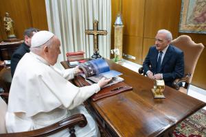 El papa Francisco se reúne con Martin Scorsese, que prepara una película sobre Jesús