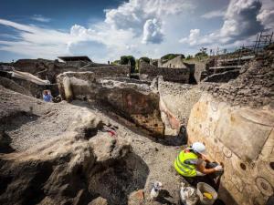 Mujer enferma de cáncer devuelve piedras robadas de Pompeya tras recibir “la maldición”