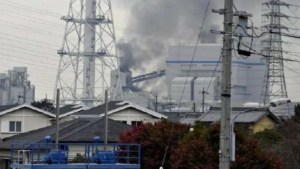 Explosión causa un gran incendio en una de las mayores centrales térmicas de Japón