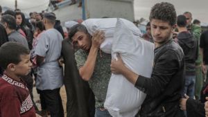 Por qué varios países suspendieron su apoyo a la agencia de la ONU para los refugiados palestinos y cuáles son las consecuencias