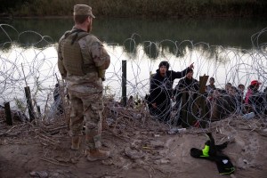 Biden contraataca y demanda a Texas por la ley que permite detener a migrantes en la frontera
