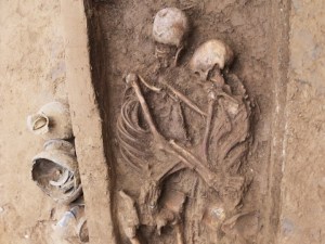 Descubrieron en una tumba del año 500 a una pareja de amantes abrazados