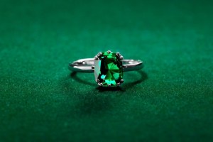 Compró un anillo de jade, pero se le cayó en la alcantarilla y pagó millonario operativo para rescatarlo (VIDEO)