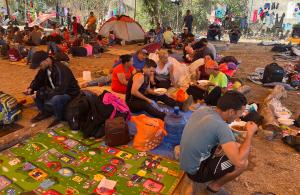 Caravana migrante, que incluye venezolanos, presiona por ayuda del gobierno de México