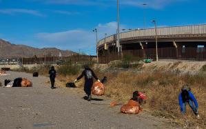 Tras un año de migración, voluntarios recogieron toneladas de basura en la frontera México-EEUU