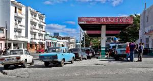 Cubanos se agolpan en las gasolineras antes de que los precios se quintupliquen