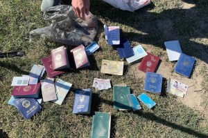 Congresista de EEUU compartió una FOTO de pasaportes abandonados en la frontera y un detalle se volvió VIRAL