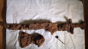 Descubren espada vikinga con una “inscripción misteriosa” en un río de Polonia