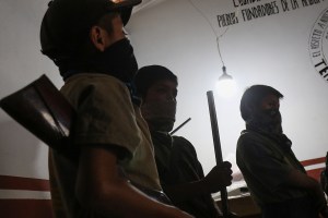 Niños de estado mexicano de Guerrero reciben armas para defenderse del crimen organizado