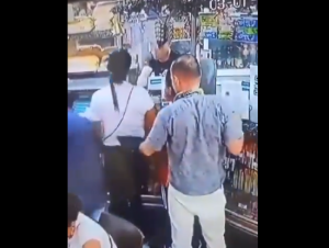 Fiscalía inicia búsqueda de sujeto que robó celular de una mujer en una panadería en Caracas y quedó grabado (VIDEO)