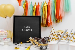 Insólito: Organizó un baby shower para cinco mujeres que quedaron embarazadas por él