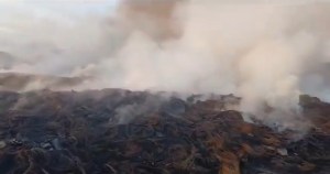 Bomberos extinguen un incendio que arrasó con más de 30 mil cauchos en zona industrial de Aragua (Video)