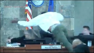VIDEO: saltó violentamente contra una juez en Las Vegas para atacarla mientras le leían sentencia