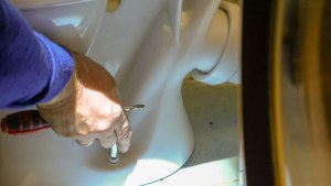 “Encontré una mandíbula con dientes”: plomero halló decenas de huesos mientras arreglaba el piso de un baño (VIDEO)