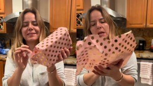 VIDEO: Una joven le regaló un juguete sexual a su mamá y su insólita reacción se volvió VIRAL