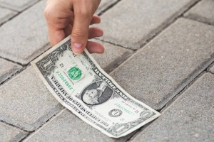 El significado de encontrarse billetes o monedas en la calle
