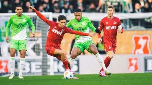 VIDEO: Árbitro recibió un fuerte pelotazo y fue sustituido por un aficionado en partido de Bundesliga
