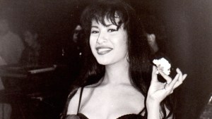 “Yolanda sale y apunta con el arma”: Analizan nuevamente la escena del asesinato de Selena en último documental