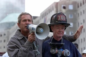Muere Bob Beckwith, el bombero que posó con George Bush en unas fotos icónicas del 11 de septiembre