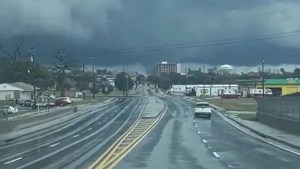 El dramático VIDEO en que un tornado toca tierra y causa terror entre los residentes de Florida