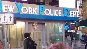 Joven fue acuchillado por la espalda frente al refugio de migrantes donde policías fueron golpeados en Times Square
