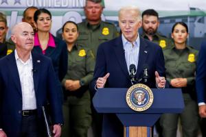 Biden le pidió a Trump trabajar juntos para aprobar acuerdo migratorio en el Congreso de EEUU