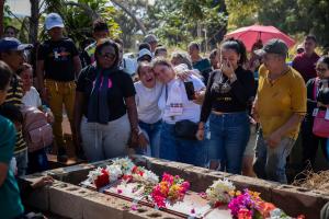 Familias lloraron a mineros que murieron tapiados en yacimiento ilegal al sur de Venezuela (Fotos)