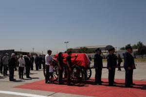 El féretro del expresidente Sebastián Piñera llega a Santiago y es recibido con honores por Gabriel Boric
