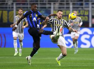 Inter pintó de “nerazzurro” el derbi de Italia luego que un error doblegara a la Juve