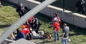 EN VIDEO: Fans de los Chiefs derribaron a uno de los presuntos tiradores durante caravana de celebración