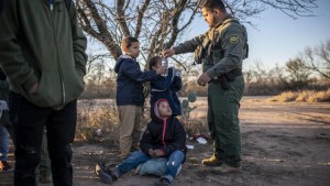 Mientras Texas y Biden se disputan el control de la frontera en EEUU, los migrantes siguen cruzando