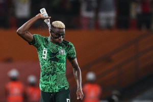 Estrella del fútbol africano quedó en ridículo: festejaba eufóricamente su gol, mientras a su equipo le cobraban penal en contra