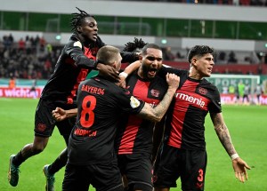 Bayer Leverkusen remontó en el último minuto para avanzar a semifinales de la Copa de Alemania