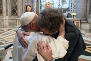 El papa Franciso y Milei, abrazados en la canonización de la primera santa argentina (IMÁGENES)