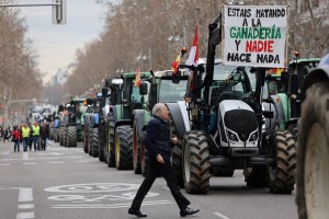 Tensión en Madrid: cientos de personas esperan la llegada de los tractores a las puertas del Ministerio