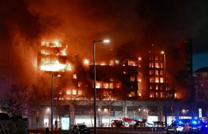 El dramático incendio de un edificio residencial se ha cobrado al menos cuatro vidas en España