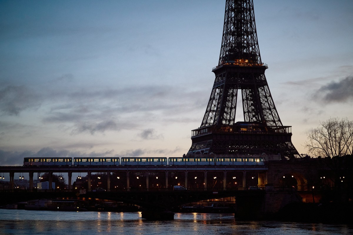 La torre Eiffel mantiene sus puertas cerradas por huelga, entre críticas por su “deterioro”