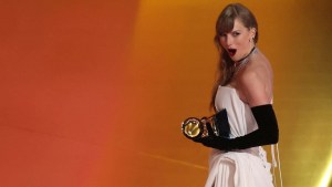Taylor Swift hace historia en los Grammy al lograr su cuarto galardón por el mejor álbum del año