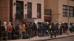 Cambio de reglas en Nueva York permite que miles de migrantes sean elegibles para obtener pagos en efectivo