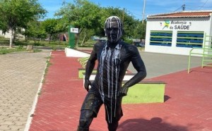 Estatua de Dani Alves en su ciudad natal sufre un nuevo ataque vandálico