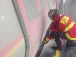 Desperfecto eléctrico provocó incendio en vagón del Metro de Caracas en Caricuao (Imágenes)