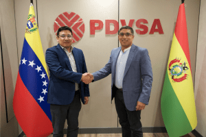 Ministro boliviano aterrizó en Venezuela para trazar más negocios en el sector gasífero