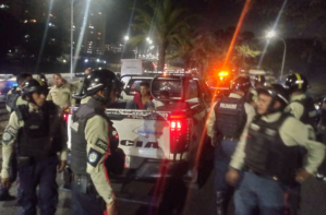 Comando armado de colectivos chavistas amenazó a directiva de PoliSucre frente a una comisaría (VIDEO)