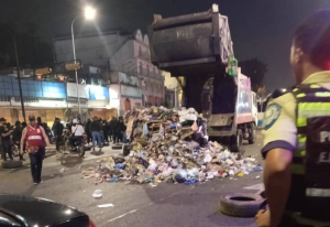 Colectivos chavistas enloquecieron y descargaron un camión de basura frente a módulo policial en Petare