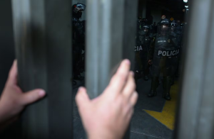 Evacuaron por el estacionamiento al resto de magistrados colombianos sitiados por disturbios (Video)