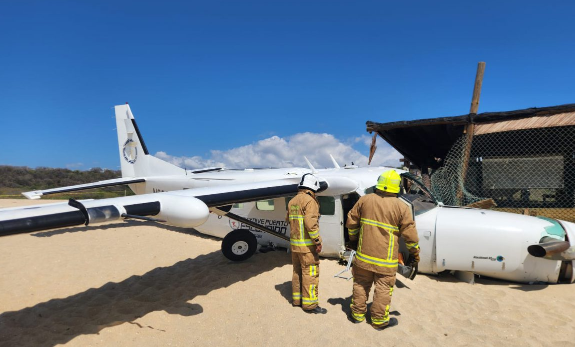 Avioneta mató a un bañista tras estrellarse en una playa de México (Video)