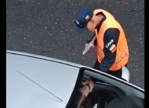 Cayeron “dos joyitas” con uniforme luego que una cámara captara su “matraqueo” en flagrancia (VIDEO)